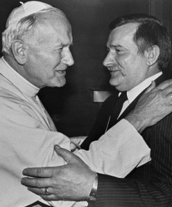 Giovanni Paolo II con Lech Walesa, leader di Solidarnosc.