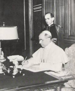 Monsignor Giovanni Battista Montini incontrava comunisti allinsaputa di papa Pio XII.